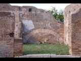 03604 ostia - region i - regio i - insula iv - botteghe (i,iv,1) (opus mixtum) - via dei balconi - 8. laden - bli ri westen - 09-2022.jpg